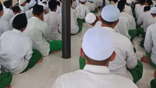Doa Santri Penerima Beasiswa untuk Menguatkan Saudara di NTT