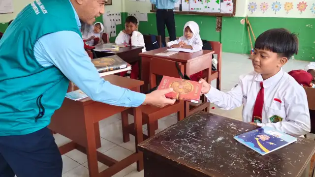 Al Qur'an untuk santri MI Ma'arif di Pelosok Desa Kadipaten
