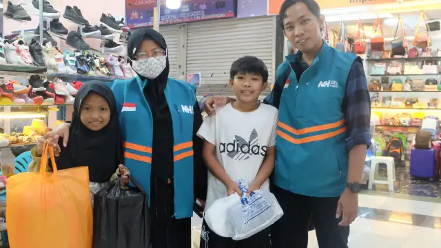 PENYALURAN KADO LEBARAN YATIM DAN DHUAFA
