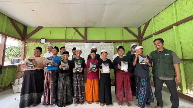 Kegiatan Penyaluran Mushaf Al Quran untuk para Santri Penghafal Quran di Pelosok