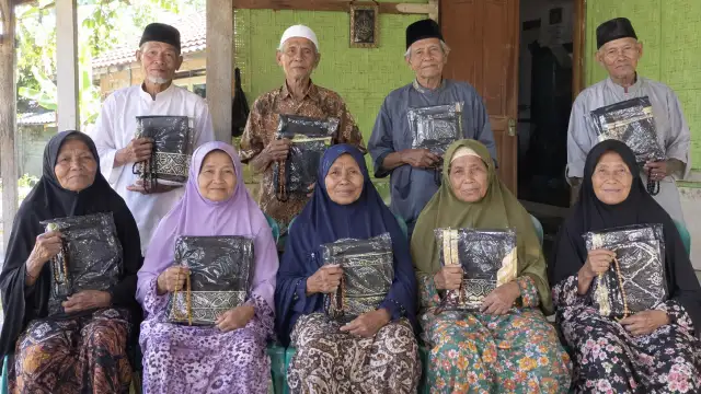 Menebar Kebahagiaan Bersama Santri Yatim dan Lansia Dhuafa