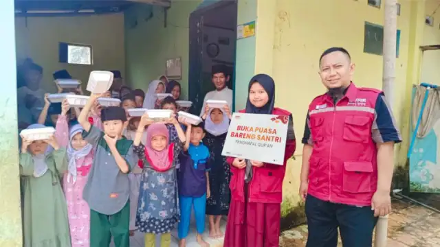 Berbagi Buka Puasa untuk Santri Penghafal Al-Quran di Cirebon