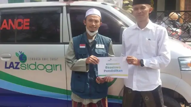 LAZ SIDOGIRI SALURKAN BEASISWA UNTUK DUA SANTRI PP NURUL QORNAIN JEMBER